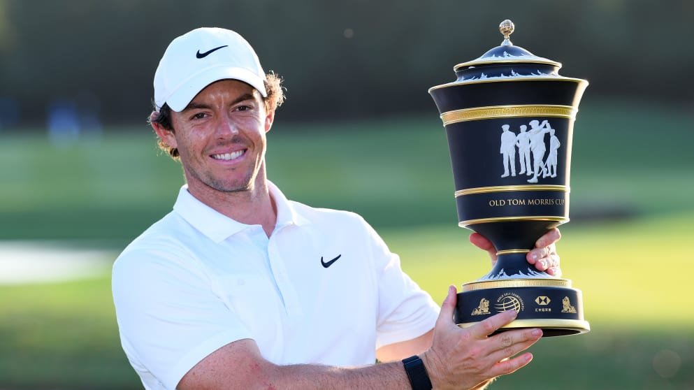 Rory McIlroy with WGC-China trophy