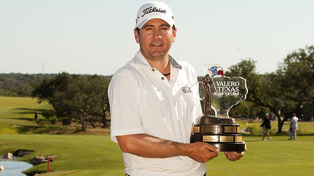 Ben Curtis hoists his new trophy