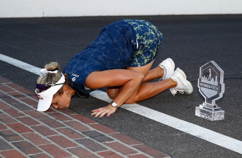 Lexi Thompson (with trophy) kissing the Yard of Bricks