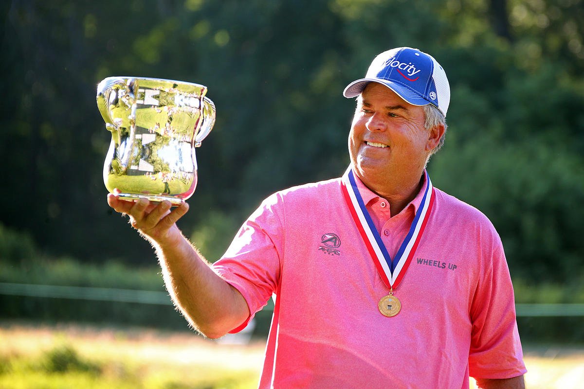 Defending champion Kenny Perry
