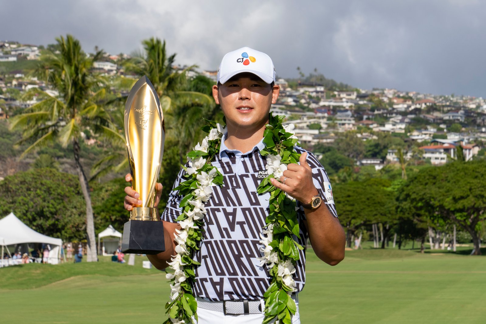 Si Woo Kim with Sony trophy
